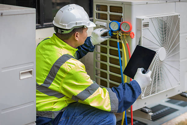 Professional Air Conditioning Repair technician working in Oak Park, IL